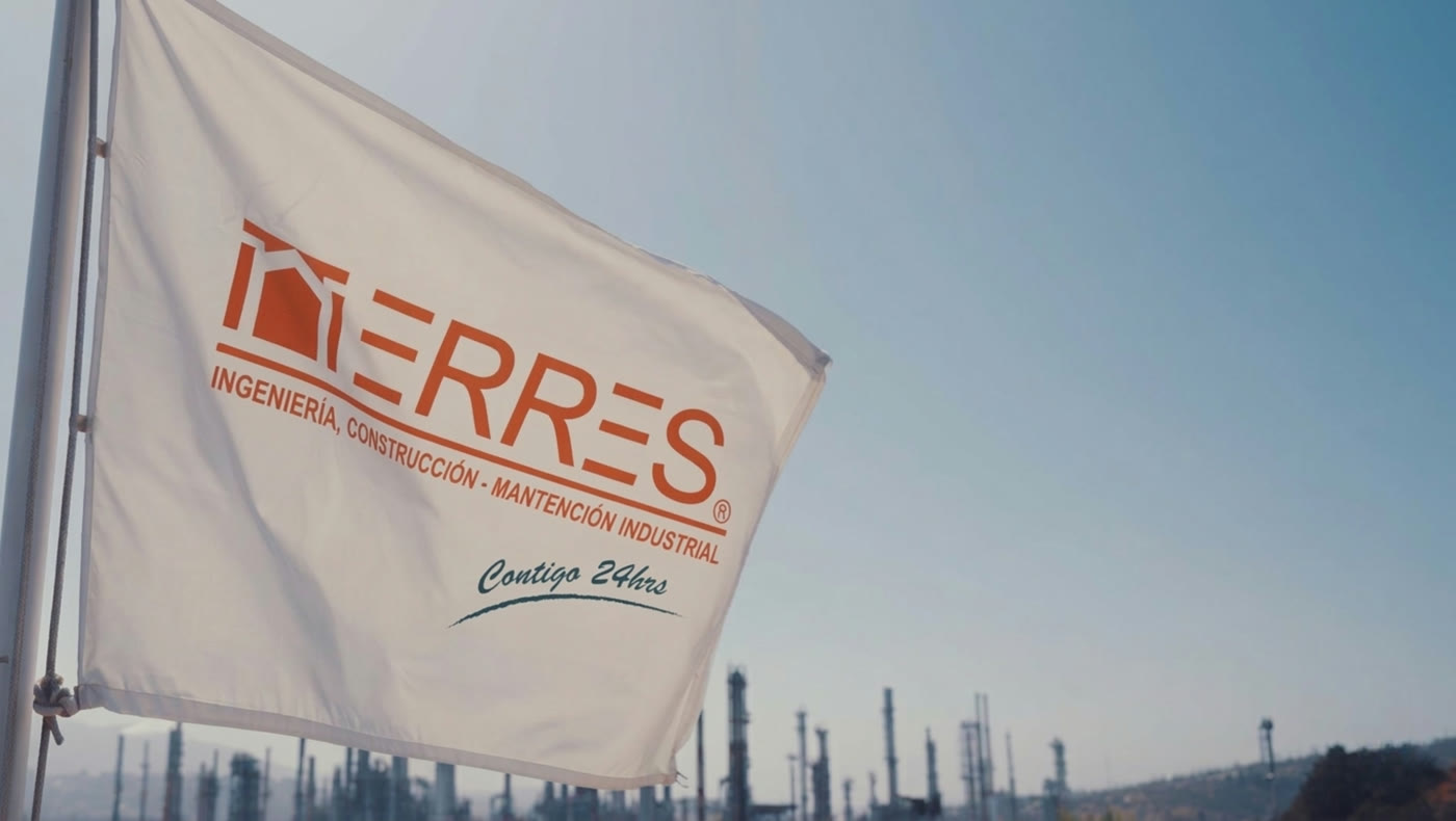 Bandera ERRES frente a la refinería — 16 años de la empresa