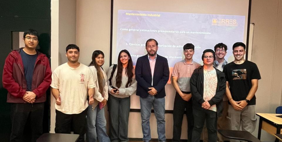 Ejecutivo de ERRES junto a estudiantes de Ingeniería Civil Industrial de la Universidad de Valparaíso tras la clase de Mantenimiento Industrial
