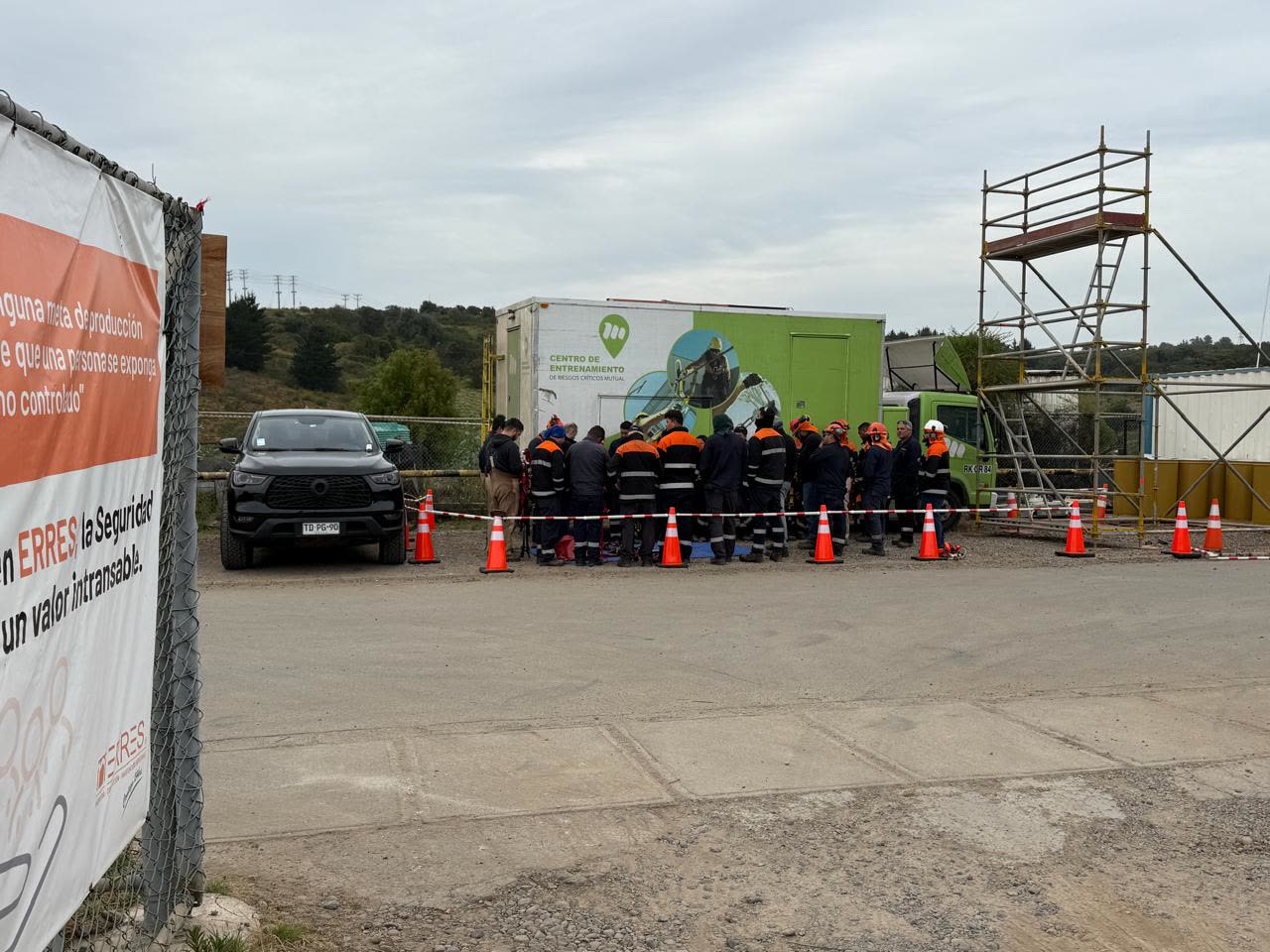 Equipo ERRES reunido junto al móvil de riesgos críticos de Mutual de Seguridad en Enap Refinería Aconcagua