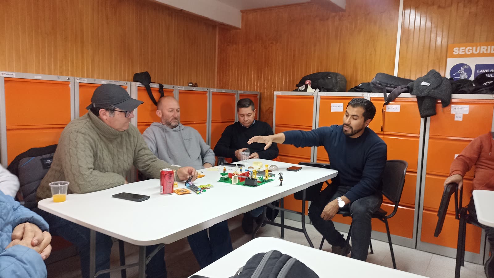Participantes de un taller CIMA trabajando con metodologías participativas en el Barrio Industrial