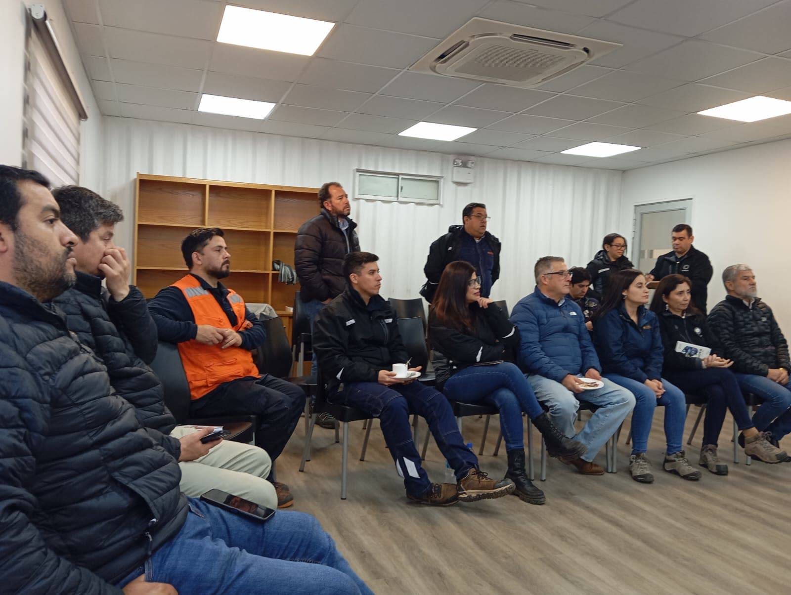 Gerentes de ERRES reunidos con el equipo de la sucursal de Biobío